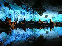 Éclairage artificiel dans la grotte de la flûte de roseau (Lúdí Yán), Guilin, Guangxi, en Chine.