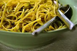 Spaghettis à l'ail, au persil et au poivre noir.
