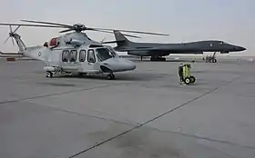 Un hélicoptère AW139 qatari et un bombardier Rockwell B-1 Lancer de l'US Air Force sur la piste de la base militaire d'Al-Udeid en 2016.