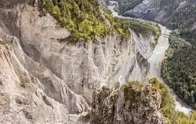 Flimser Bergsturz (de), en Suisse, le plus grand glissement de terrain connu au monde aux effets encore visibles, vu depuis une plateforme à touristes. Septembre 2022.