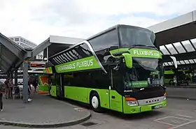 Autocar Flixbus stationné au quai 19.