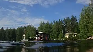 Sauna flottant au port de Pyhalahti.