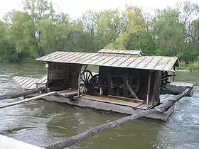 Moulin flottant près de Veržej en Slovénie, vue latérale