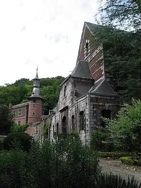 2008 : église et colombier de l'ancienne abbaye de Flône désaffectée.
