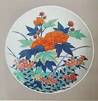 Plat à décor de fleurs, D. 31,6 cm. Porcelaine d'Imari, Arita, style Nabeshima, vers 1690-1710. Époque d'Edo.