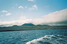 Sur le rivage, Puerto Velasco Ibarra,à l'horizon le Cerro Pajas.