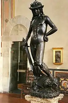 Statue en bronze d'un homme nu avec un casque et une épée