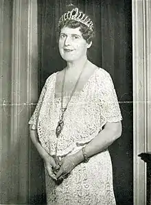photo noir et blanc de femme portant un diadème