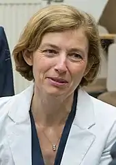 Portrait de la ministre Florence Parly, au visage légèrement souriant et vêtue d'une veste blanche.