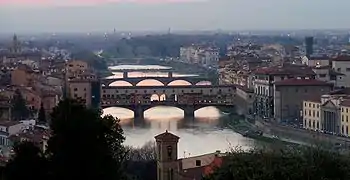 Vue sur l'Arno et quatre ponts depuis celui du Ponte Vecchio.