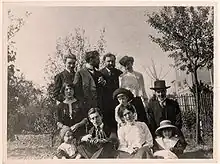 Réunion d'artistes chez Florent Schmitt, en 1910. Maurice Ravel est assis au premier rang, deuxième en partant de la gauche.