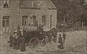 Les voitures royales devant la gare de Florenville.