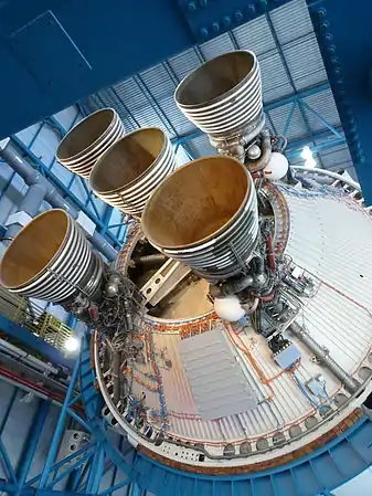 Les cinq J2 installés sur le deuxième étage SII de la fusée Saturn V.