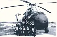 Matelots posant devant un hélicoptère Sikorsky S-58 lors de l'inauguration de la flottille à Lartigue, en mars 1958.