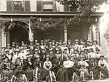 Photographie d'un groupe de femmes sur le perron d'une maison