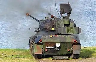 Tir d'un Flugabwehrkanonenpanzer Gepard allemand sur une cible volante (2004).