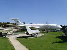 VC10 exposé dans un musée, marqué "united arab emirates". Entouré d'autres avions, dans l'herbe