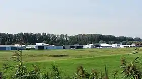 Pistes et hangars.