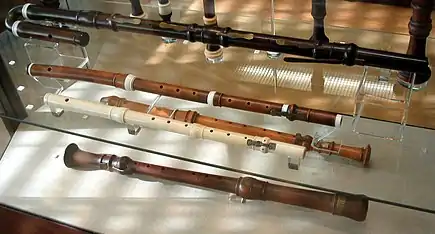  Deux flûtes traversières en quatre parties : en ivoire ; en bois (notez la déformation)