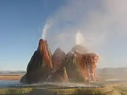 Vue de Fly Geyser en éruption.