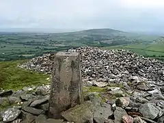 Vue du sommet : cairns, repère géodésique.