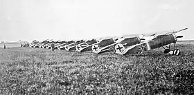 Photo noir et blanc d'avions alignés dans un champ