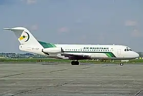 un avion de ligne blanc au sol avec l'inscription air Mauritanie