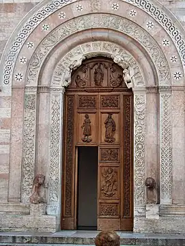 Porte de la cathédrale, côté place de la République.