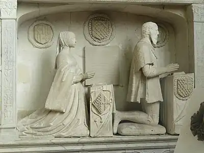 Statues de François de Lannoy et de Marie d'Hangest priant au-dessus de leur tombeau.