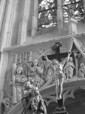Partie supérieure du maître-autel, Jésus crucifié, la Vierge Marie et saint Jean l'Evangéliste.