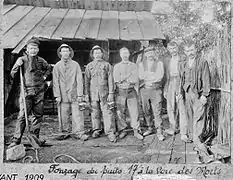 Des ouvriers devant le puits no 17 de Gouhenans.