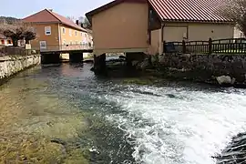 Pont sur la Saine et restaurant à Foncine-le-Haut.