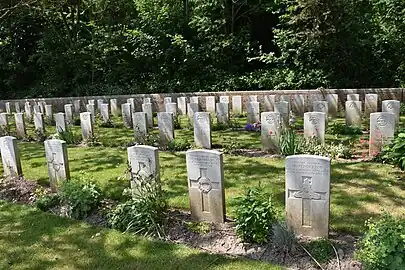 Le Foncquevillers Military Cemetery .