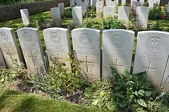 Tombes de six soldats de l'Essex Regiment tombés le 23 août 1918 lors de la percée des lignes allemandes.