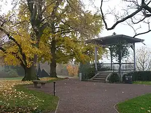 Le kiosque dans le jardin