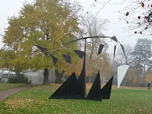 Une statue de Calder dans le jardin