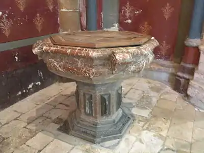 Fonts baptismaux en marbre et en pierre.