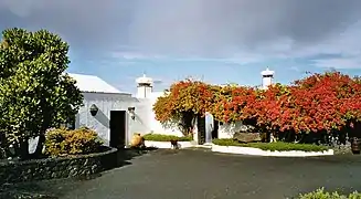 Entrée et bâtiment de la fondation.