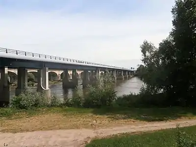 Photographie en couleurs d'un pont routier traversant un large fleuve.