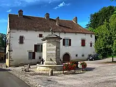 Fontaine-abreuvoir devant maison vigneronne.