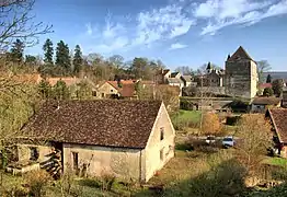 Vue d'ensemble de Fondremand avec l'huilerie-moulin au premier plan.