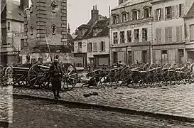 Sur la place de Villers-Cotterets. Canons et mitrailleuses capturés aux Allemands dans la dernière bataille de l'Aisne. Photographie de Pierre Lafond, université de Caen.