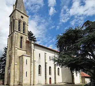 L'église avec  son clocher-porche