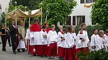 Lors de la Fête-Dieu, le dais de procession protège l'officiant portant l'ostensoir (Allemagne).