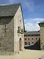 Cour centrale et façade ouest de la chapelle