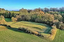 La plateforme de l'ancienne maison-forte médiévale.