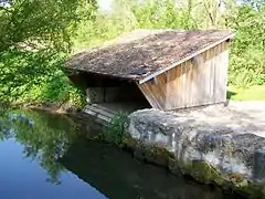 Lavoir près du pont sur la Nonette au sud de la Grande rue.