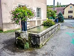 Fontaine-abreuvoir près de l'école.