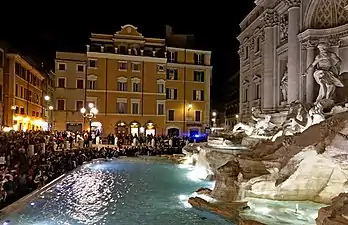 La fontaine de Trévi est un lieu de rendez-vous très prisé des touristes.