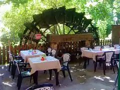 Terrasse Pétrarque et Laure, Fontaine-de-Vaucluse.